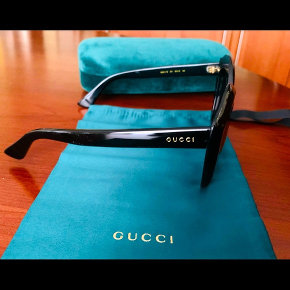 Gucci sunglasses large black frame black lenses green velvet case green pouch - Picture 10 of 12